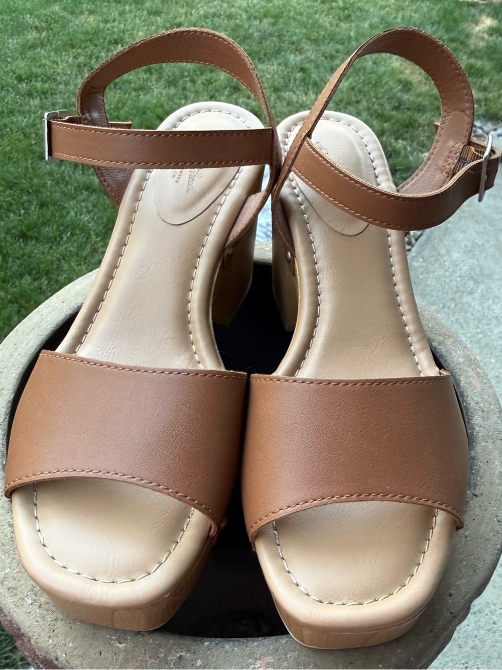 Universal Thread Platform Sandals - Picture 3 of 5